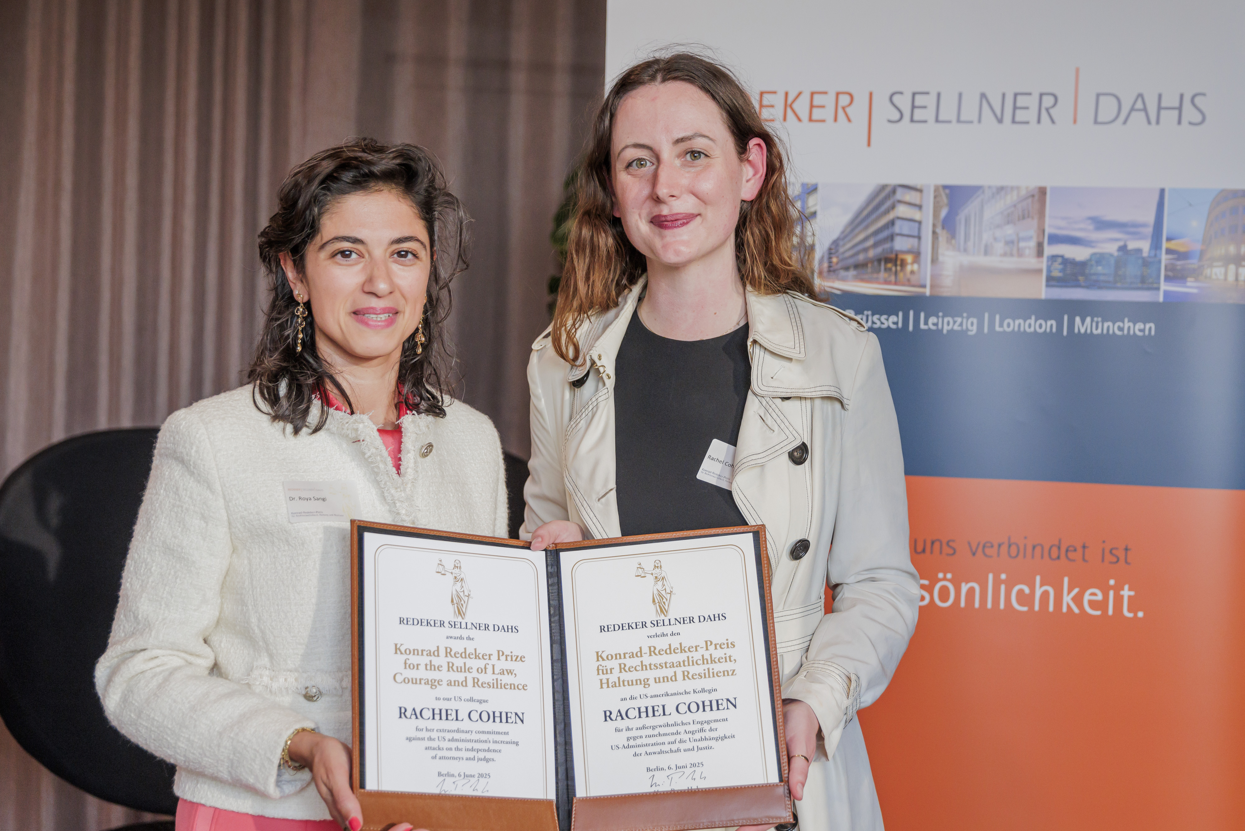 Dr. Roya Sangi und Rachel Cohen bei der Preisverleihung 2025